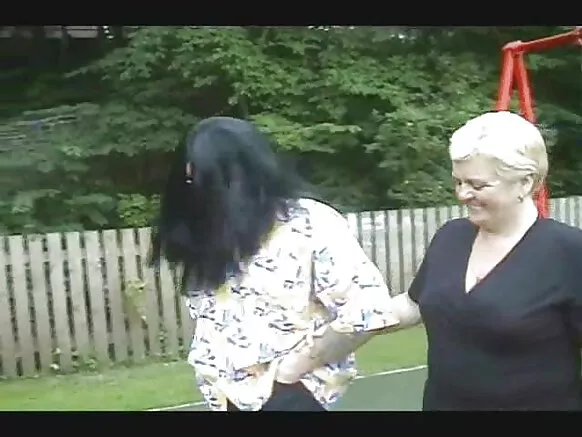 British puqusqa videokuna wiñasqa warmikuna sinchi waynakunayuq.