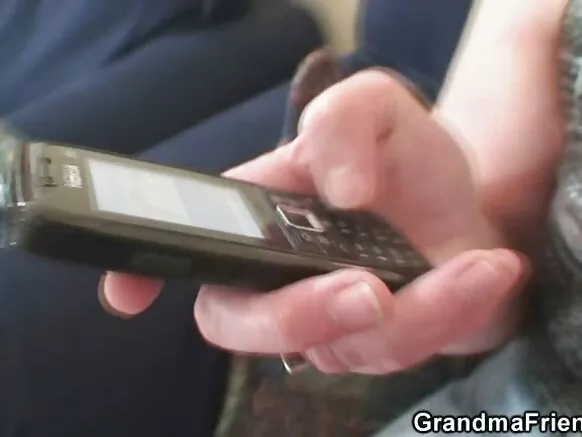 Qhelli abuela pukllan chuchuwan chaymantataq iskay puqusqa gallokunata xxx videokunata hap’in.