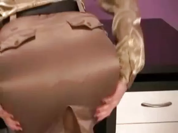 Kimsa wasipi ruwasqa videokuna puqusqa abuelakunamanta - q'uñi oficina.