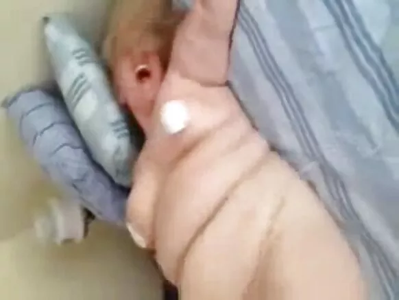 Amateur señorasqa kuraq, sullk’a qharikunawanmi casarakunku. Hatun abuela orgasmo voyeur.