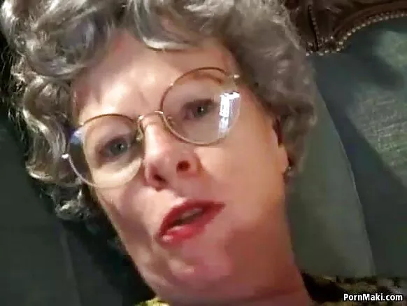 Huk puqusqa abuela gallokunata chupan hinaspa huk alemanwan chupakun.
