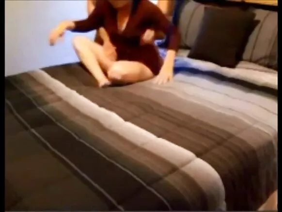 Puqusqa pareja wasipi warmi-qhari puñuypi, chiqap videokuna abuelakuna cumming.