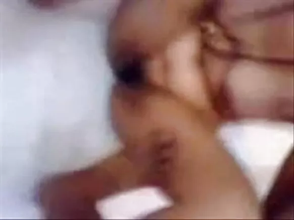 Wasipi sexo parejakuna puqusqa indio machu warmikunawan chuchupakuspa. Sumaq p’enqakuq tia.