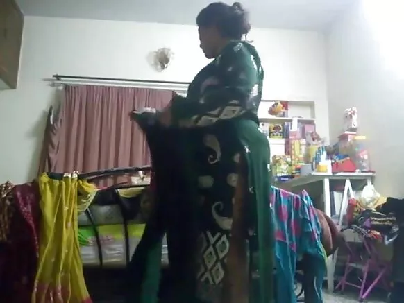 Auntyqa camarapi pakasqa q’oñi wiñasqa casarasqakunatan filman.