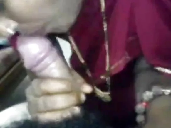 India machu warmikuna puka sariyuq waynakunawan chuchunku.