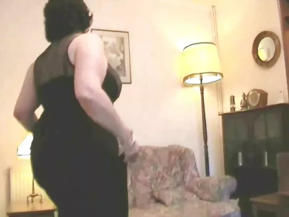 Tusuy hinaspa mana qullqiyuq videokuna wasipi ruwasqa puquqkuna stripping nisqamanta.