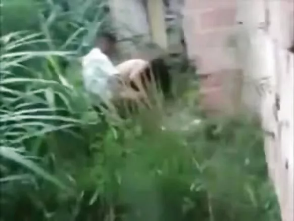 Vecino nisqaqa huk videom, puñuq puqusqa warmikuna patiopi chuchuchkaqta hapisqankumanta.