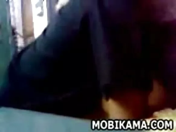 Indio wasipi qhapaq busty machu warmikunaq wasiyoq warmi.