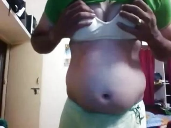 Hot Indian shemale rikuchikun mana qullqillapaq puqusqa warmikuna wasipi ruwasqa video cam nisqapi.