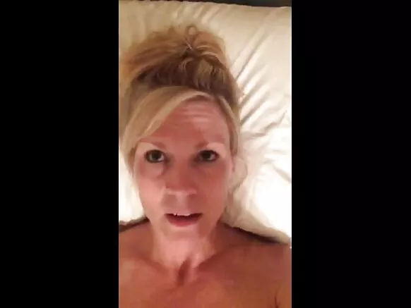 Sexy caliente MILF graba pay kikinta cumming rimaspa qhelli wasipi ruwasqa videosmanta wiñasqa warmikuna joder.