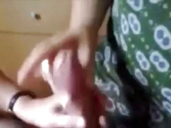 Delhi wasiyuq warmi, señorasmanta, quy paykunaq devar huk allin makiwan llamk'ayta.