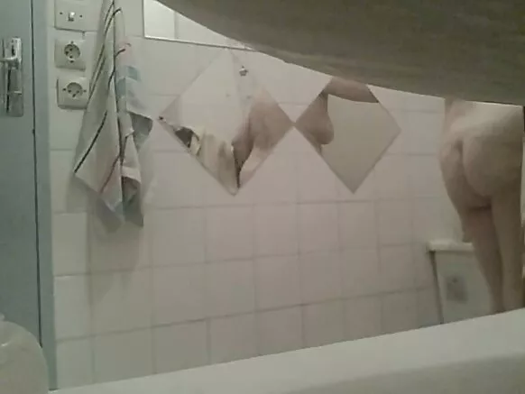 Puqusqa cuartopi puqusqa, q’ala warmikuna.
