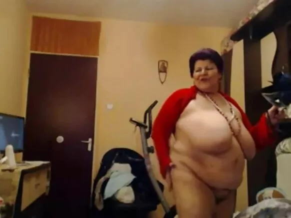 BBW abuela tusun puñuq mamayta chuchuykuchkaspa.