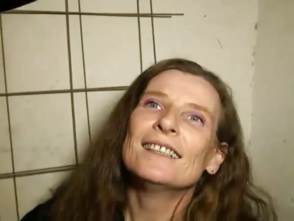 Elisaqa xxx puqusqatam wasipi ruwasqa videopi Franciamanta llamkaqkunamanta chuchupakurqa.