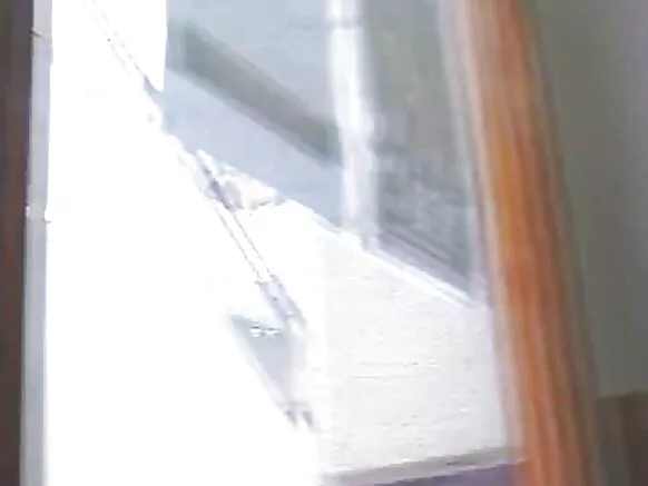 Sarapa mamankunam puqusqa wawankuta chuchupakunku.