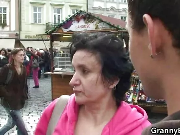 Machu abuela hatun chuchuyuq, puqusqa abuela turista saltan gallonpi.