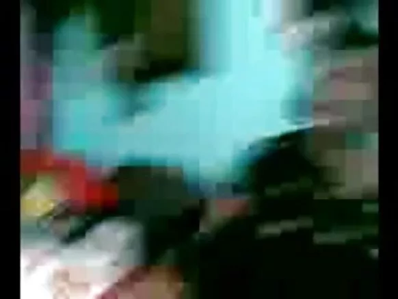 India nacionqa huk casarasqakunan, paykunan kallpachakushanku mana qolqellapaq video pornografía nisqakunata qhawanankupaq, chaypin machu warmikunaqa pakallapi patronan tiachanwan.