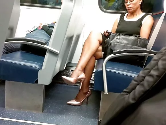 Puqusqa yana señora sexy chakiyuq hinaspa talonniyuq, libre puqusqa abuelakuna, hatun milf.