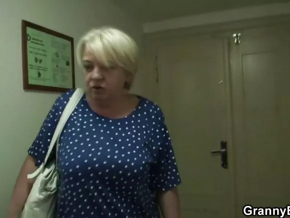 Abuela, machu wayna mamakuna churinkuta chuchunku, rantikusqanku qhepaman huk waynawan chuchupakunku.